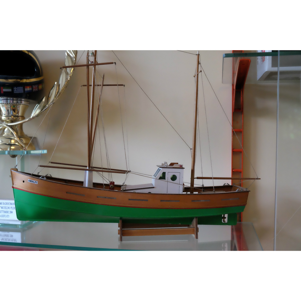 Amalfi. Mediterranean Fishing Boat Kit - Mantua Models (702)